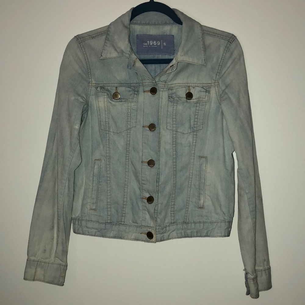 Light weight and light wash gap denim jacket size small